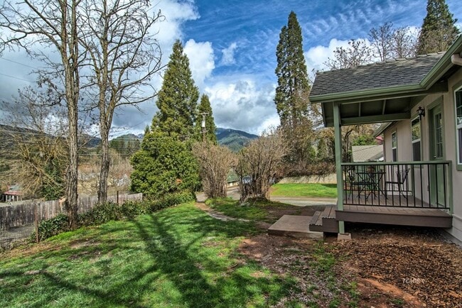 150 Court St in Weaverville, CA - Building Photo - Building Photo