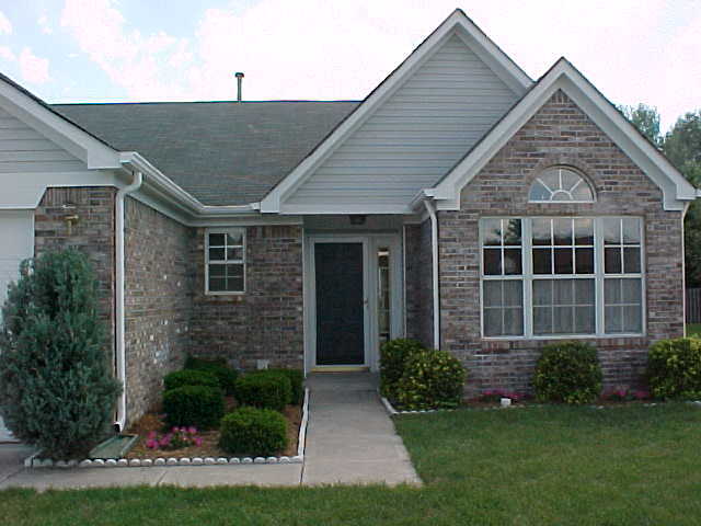 582 Redfox Ct N in Greenwood, IN - Foto de edificio - Building Photo