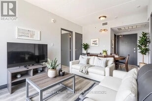 275 Larch St in Waterloo, ON - Building Photo