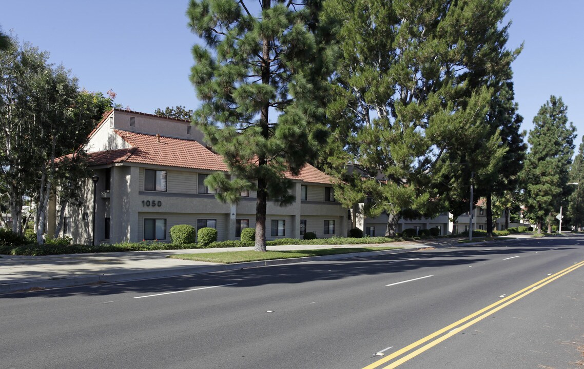 Imperial Villas Apartments in Placentia, CA - Building Photo