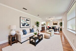 711 Broadway Ave in Euless, TX - Building Photo