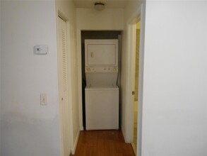 782 NW 103rd Ter, Unit 201 in Pembroke Pines, FL - Foto de edificio - Building Photo