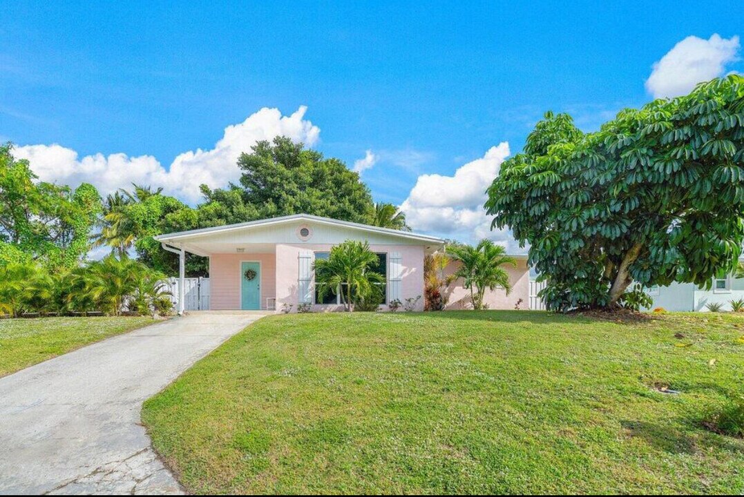2057 NE Ridge Ave in Jensen Beach, FL - Building Photo