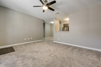 Mesquite Village Apartments in Mesquite, TX - Foto de edificio - Building Photo