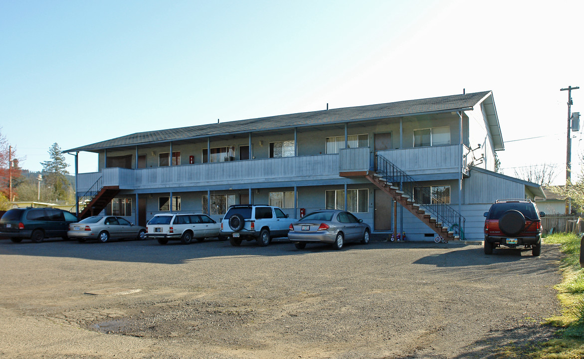 324 Sunset St in Sutherlin, OR - Building Photo