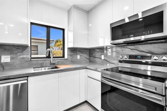 8011 SW 18th Ter in Miami, FL - Foto de edificio - Building Photo