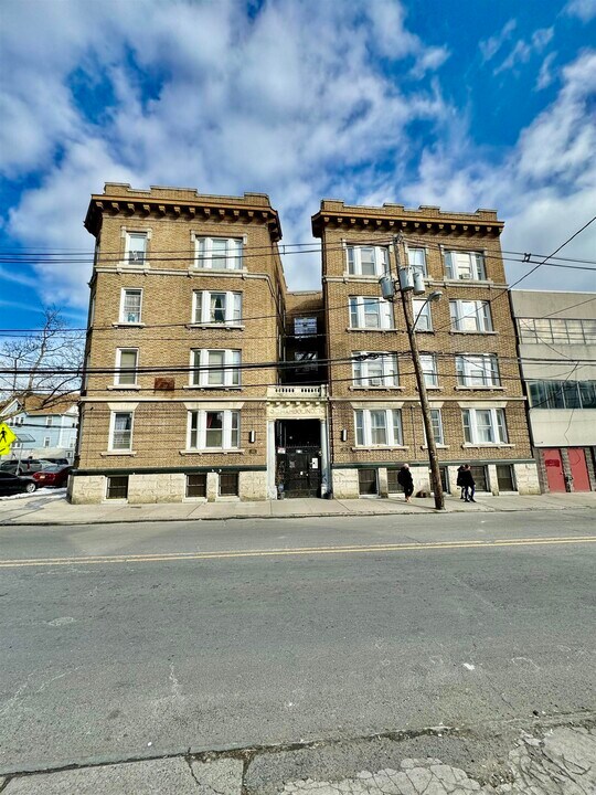 52 Tonnelle Ave in Jersey City, NJ - Building Photo