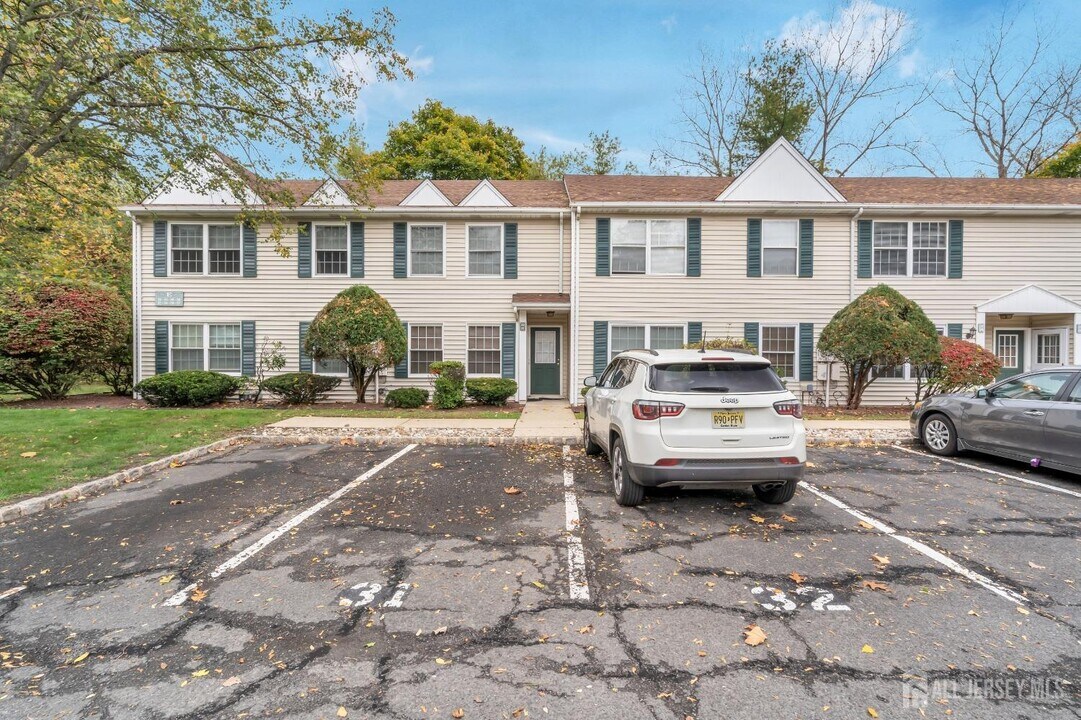 31 Hanover Square in Middlesex, NJ - Building Photo