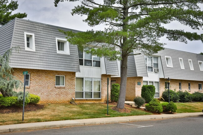 Claridge Court Apartments in Old Bridge, NJ - Building Photo - Building Photo