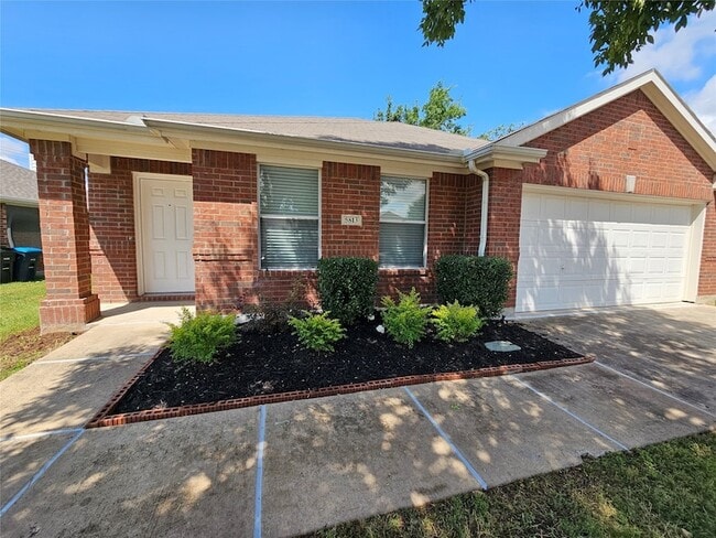 5813 World Champion Ct in Fort Worth, TX - Building Photo - Building Photo