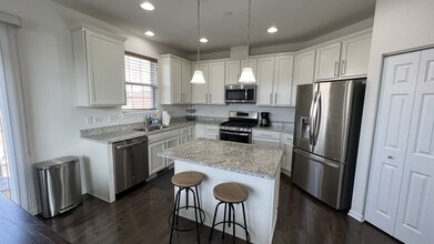 2955 Henley Ln in Naperville, IL - Foto de edificio - Building Photo
