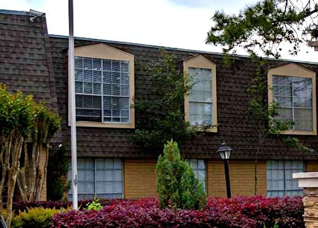 6311 Beverly Hill St in Houston, TX - Foto de edificio - Building Photo