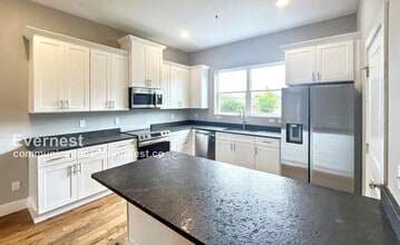 1063 Montague Pl in Chattanooga, TN - Foto de edificio - Building Photo