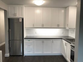 273 Lakeshore Rd E in Mississauga, ON - Building Photo