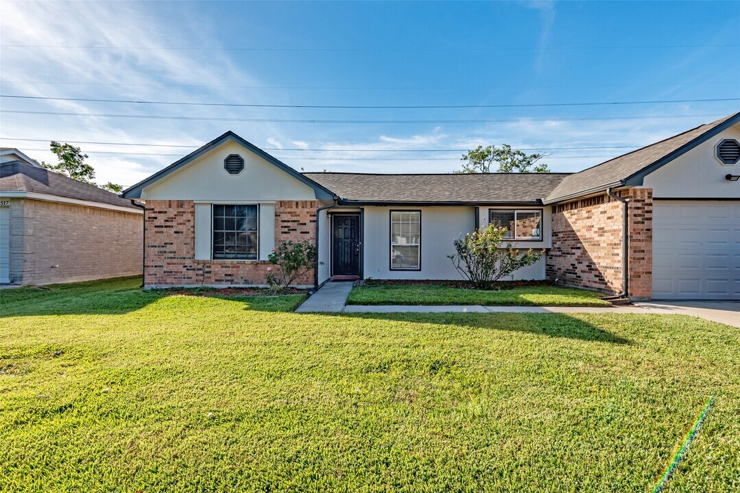 2519 Ironclad Dr in League City, TX - Building Photo