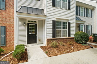 135 Galecrest Dr in Alpharetta, GA - Foto de edificio - Building Photo