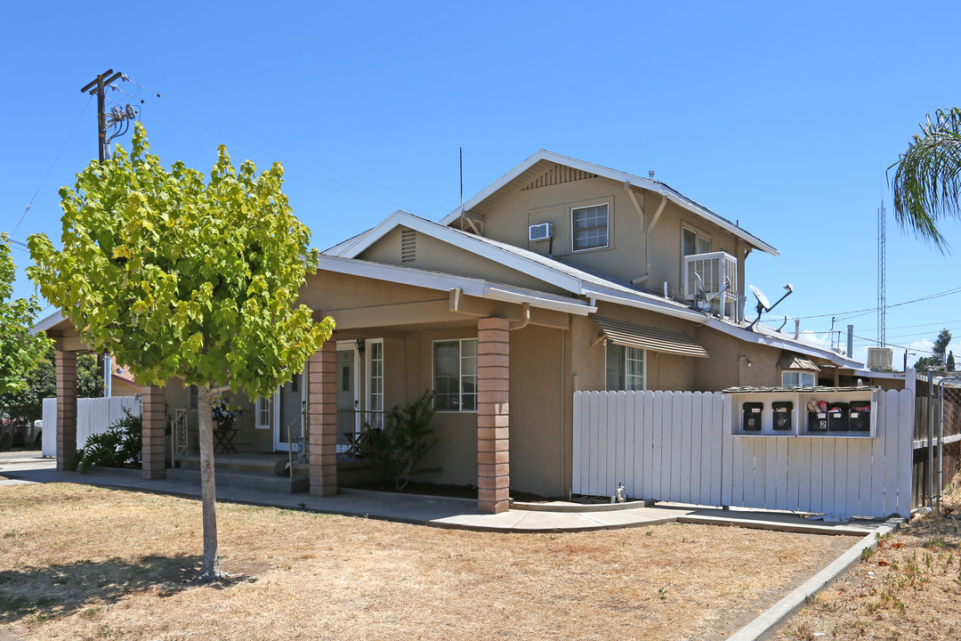 300 S College Ave in Dinuba, CA - Building Photo