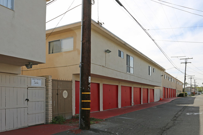 515 N Nevada St in Oceanside, CA - Foto de edificio - Building Photo