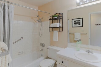 911 N 73rd St, Unit 302 in Seattle, WA - Foto de edificio - Building Photo