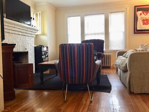 208 Freeman St, Unit 2 in Brookline, MA - Foto de edificio - Building Photo