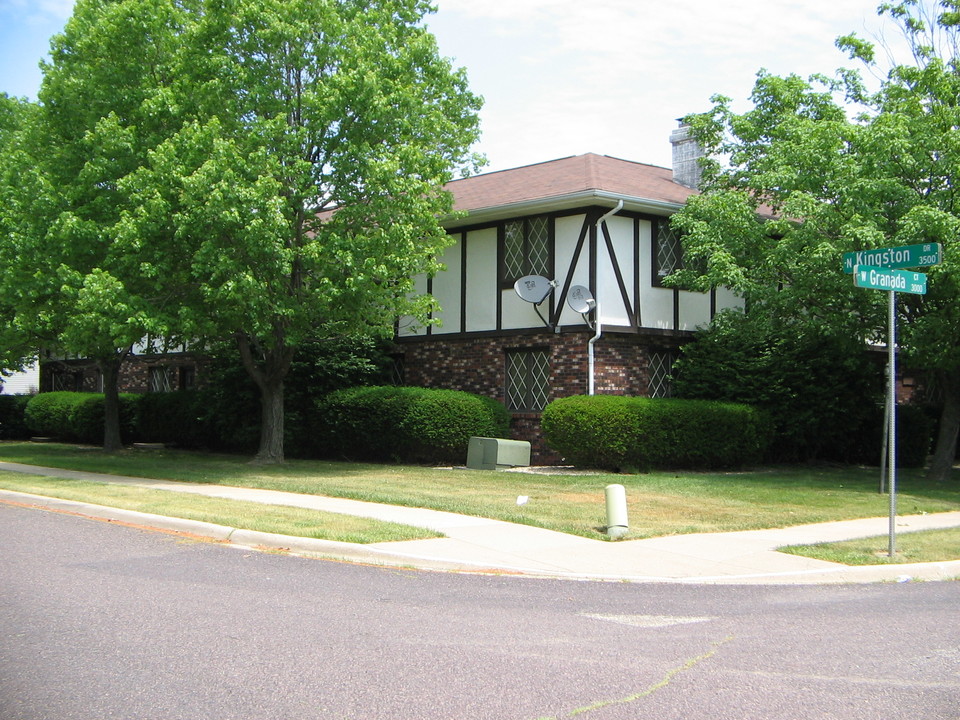 3011 W Granada Ct in Peoria, IL - Building Photo