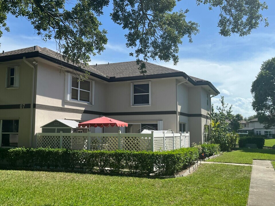 7 Amherst Ct in Royal Palm Beach, FL - Building Photo