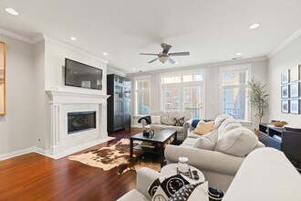 3056 N Clybourn Ave in Chicago, IL - Building Photo - Building Photo