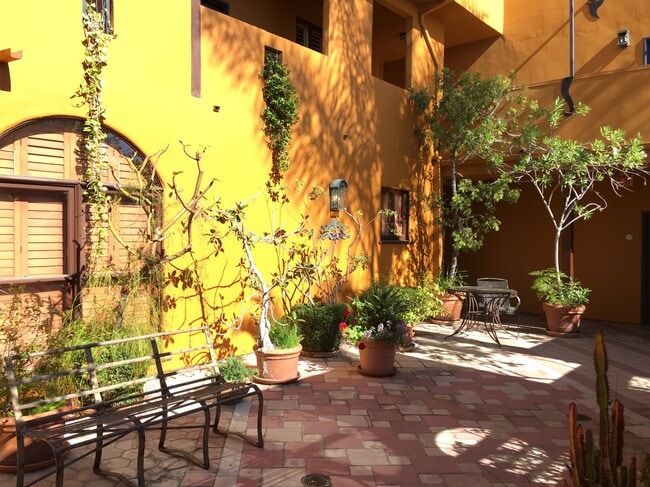 828 N Hudson Ave, Unit 204 in Los Angeles, CA - Building Photo - Building Photo
