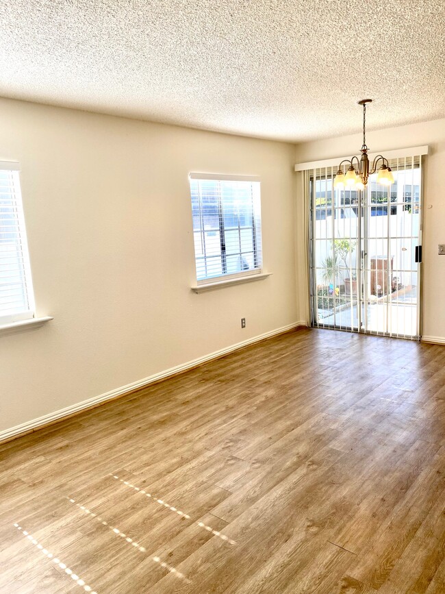 8463 De Soto Ave, Unit 6 in Los Angeles, CA - Foto de edificio - Building Photo