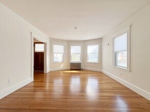 88 Greaton Rd, Unit 1 in Boston, MA - Foto de edificio - Building Photo