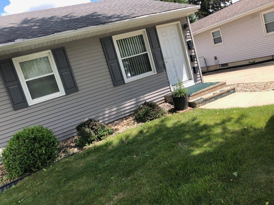 1621 10th St NW in Cedar Rapids, IA - Building Photo