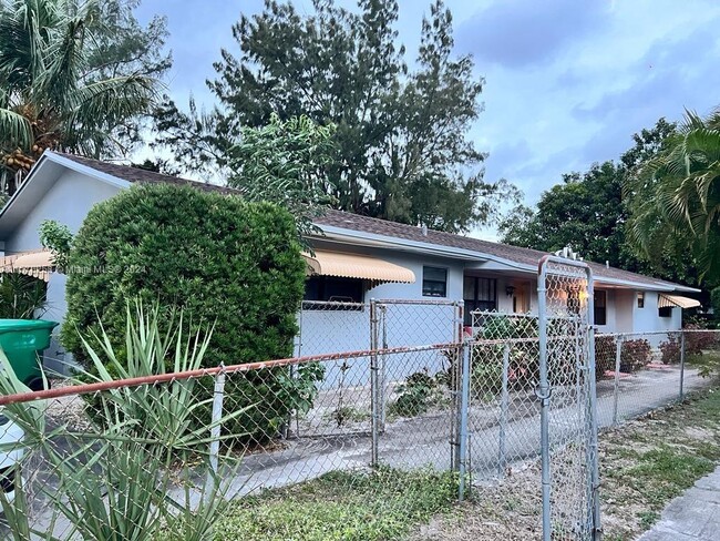 573 NE 136th St in North Miami, FL - Building Photo - Building Photo