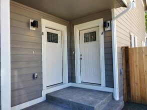 1207 E St SE in Lacey, WA - Foto de edificio - Building Photo