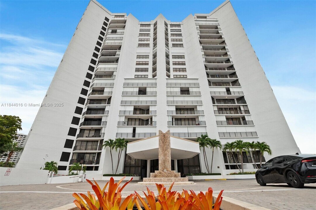 300 Three Islands Boulevard in Hallandale Beach, FL - Building Photo