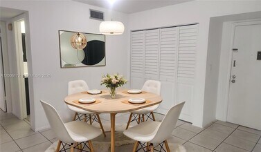 13707 SW Kendale Lakes Cir, Unit 205 in Miami, FL - Foto de edificio - Building Photo