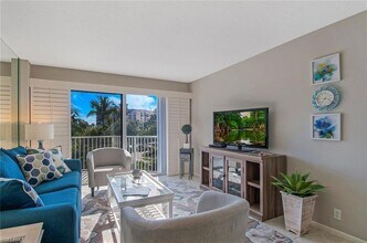 1300 Gulf Shore Blvd N in Naples, FL - Foto de edificio - Building Photo