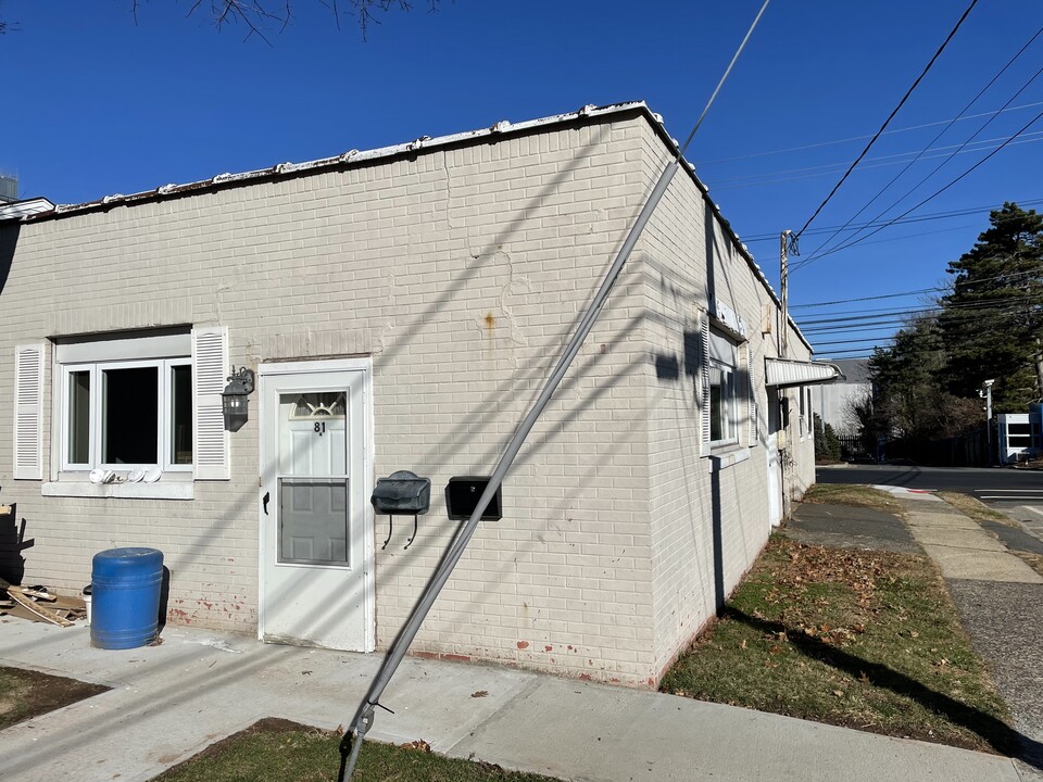 81 Delawanna Ave in Clifton, NJ - Building Photo