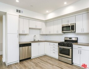 744 Hartford Ave in Los Angeles, CA - Building Photo - Building Photo