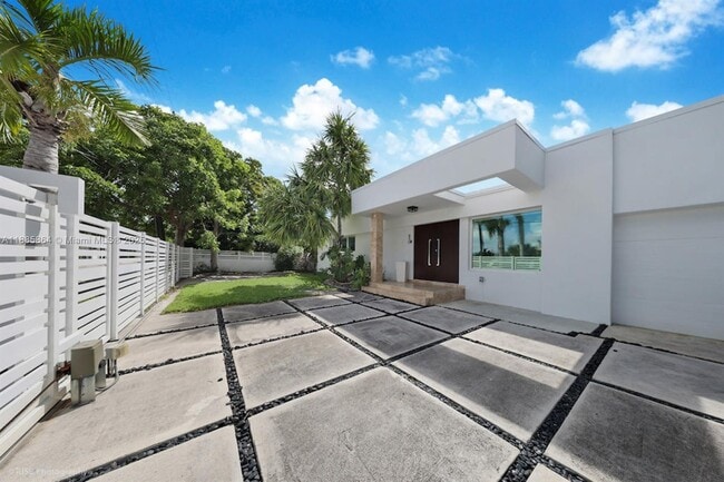 property at 850 N Venetian Dr