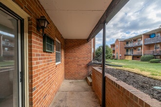 Colonial Point Apartments in Feasterville-Trevose, PA - Building Photo - Building Photo