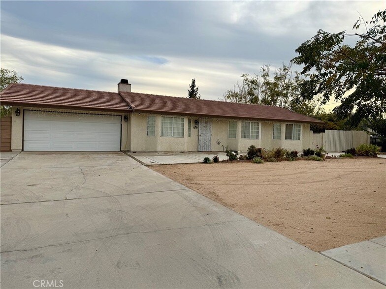 18693 Albany St in Hesperia, CA - Building Photo