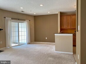 273 S Pickett St-Unit -201 in Alexandria, VA - Foto de edificio - Building Photo