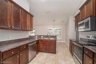 3423 NE 12th Ave in Cape Coral, FL - Building Photo