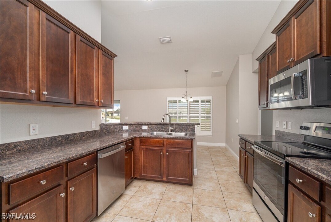 3423 NE 12th Ave in Cape Coral, FL - Building Photo