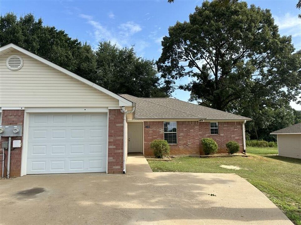 17060 CR 191 in Flint, TX - Building Photo