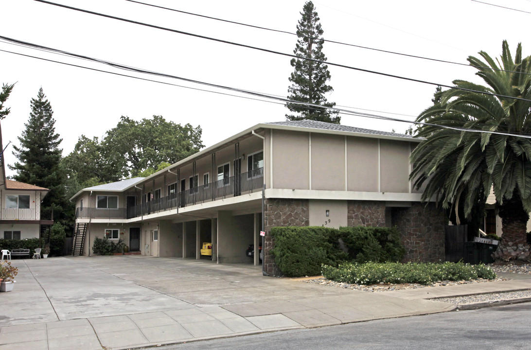 39 Claremont Ave in Redwood City, CA - Building Photo