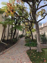 22219 Erwin St in Woodland Hills, CA - Building Photo - Building Photo