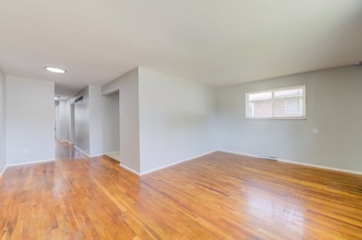 4063 Esseldale Dr in St. Ann, MO - Foto de edificio - Building Photo