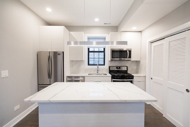 2008 W Armitage Ave in Chicago, IL - Building Photo - Building Photo