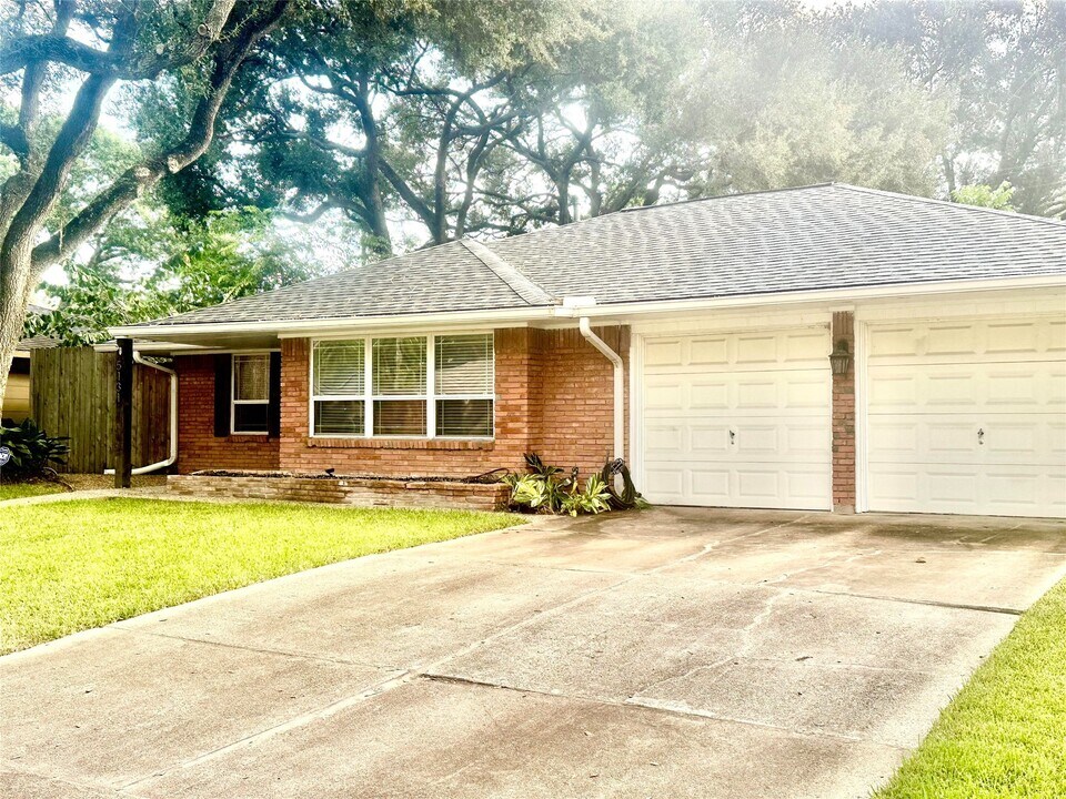 5131 Torchlight Dr in Houston, TX - Building Photo